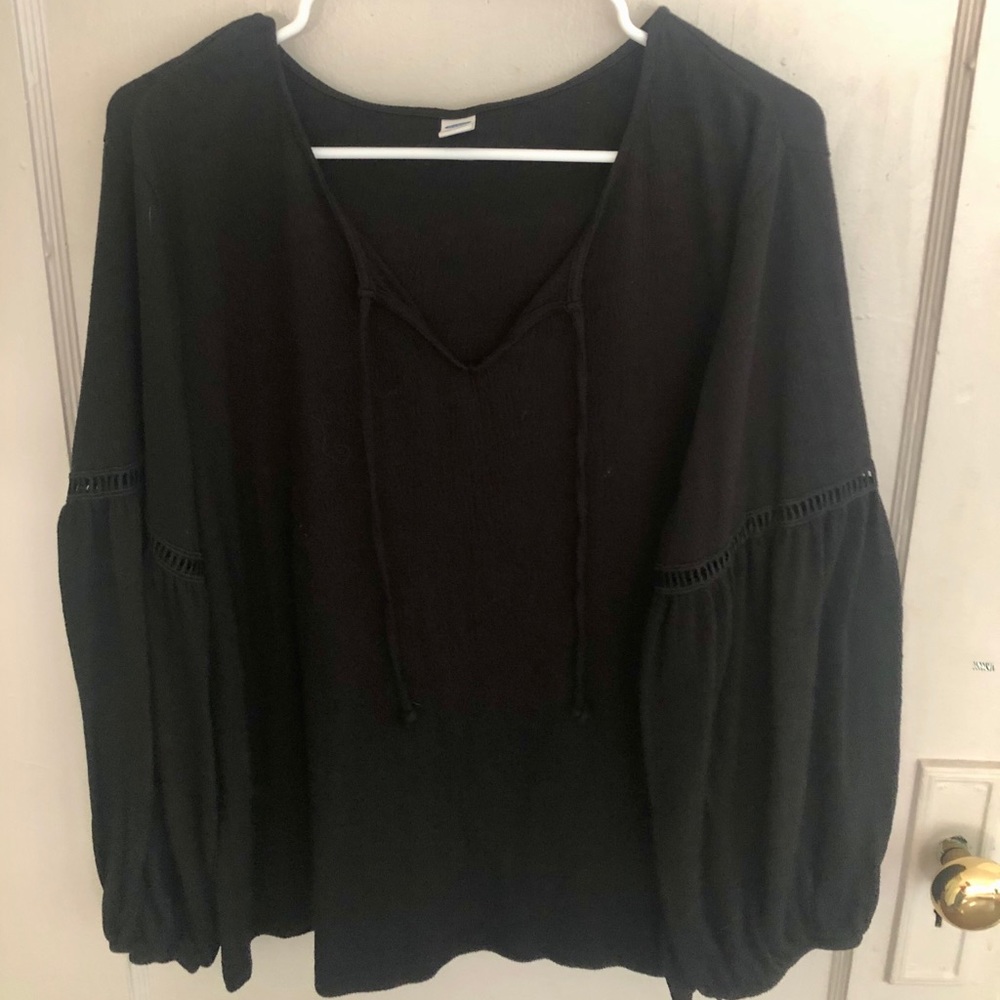 Cotton top with billow sleeves and cut out detail